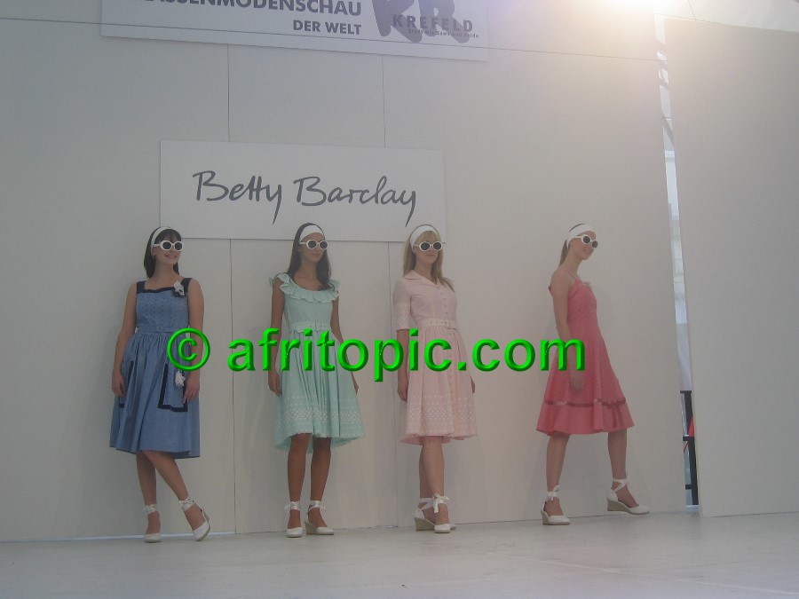 ../Images/Krefeld-Strssenmodenschau-2005 034.jpg